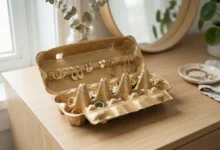 Organizador de joyas hecho con cartón de huevos pintado de dorado
