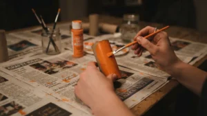 Pintando un rollo de papel higiénico para hacer una calabaza de Halloween